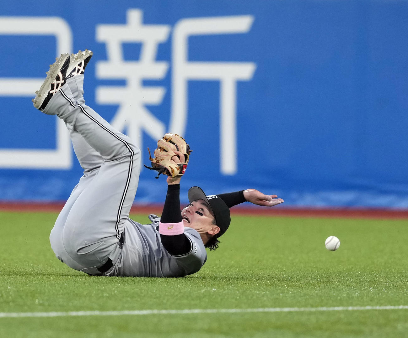 ヤクルト対巨人　2回裏ヤクルト2死一塁、伊藤の飛球に飛びつくも捕球出来ず適時二塁打とされる右翼手丸（撮影・たえ見朱実）