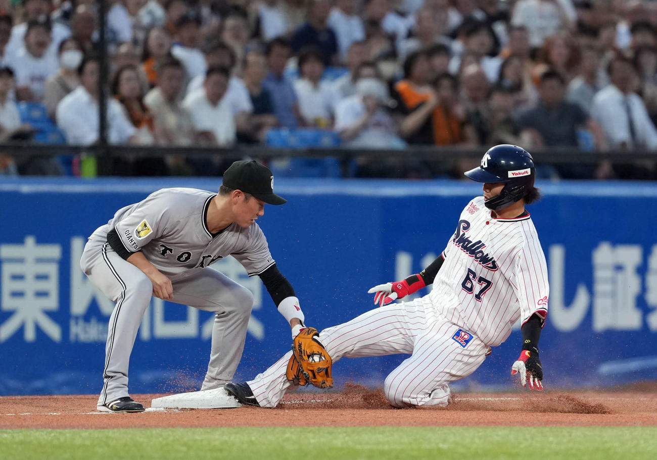 ヤクルト対巨人　2回裏ヤクルト2死一塁、右前に適時二塁打を放ち送球の間に三塁へ進塁する伊藤（撮影・たえ見朱実）