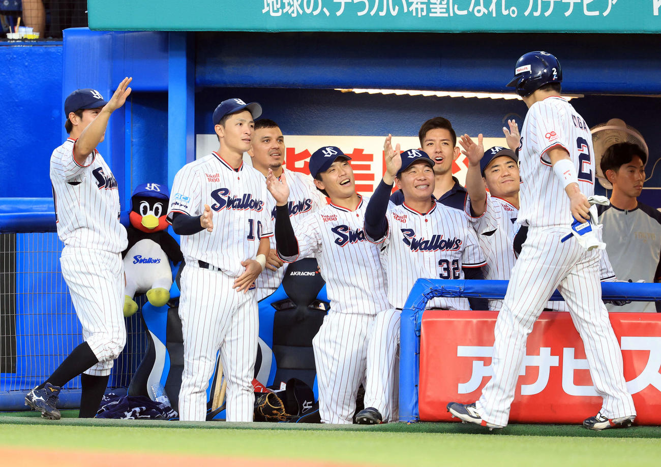 ヤクルト対巨人　2回裏ヤクルト2死一塁、伊藤の適時三塁打で生還した古賀（右）を迎えるヤクルトの選手たち（撮影・浅見桂子）