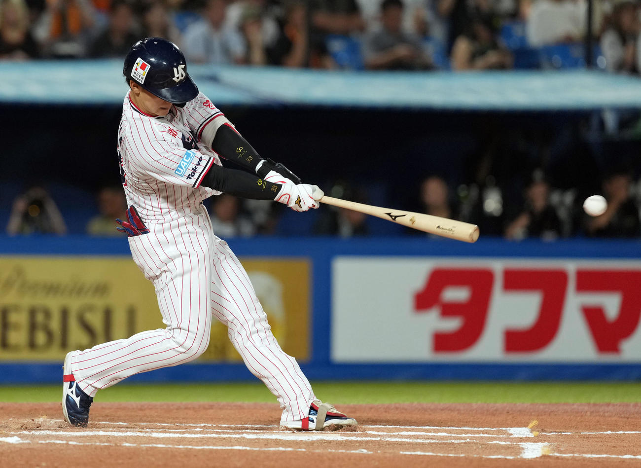 ヤクルト対巨人　6回裏ヤクルト無死、左翼線に二塁打を放つ内山（撮影・たえ見朱実）