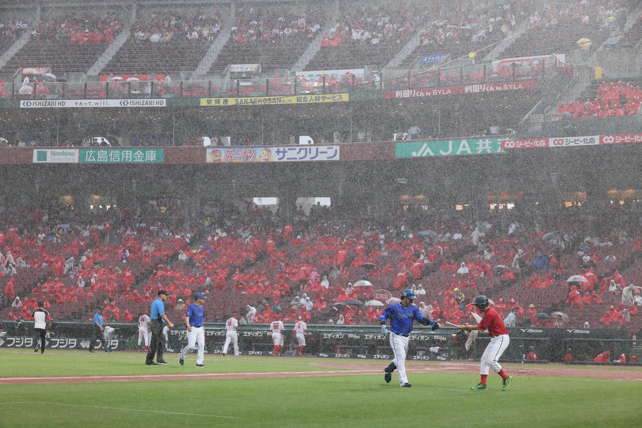 広島対DeNA 2回表地中、雨脚が強くなり試合が中断（撮影・加藤孝規）