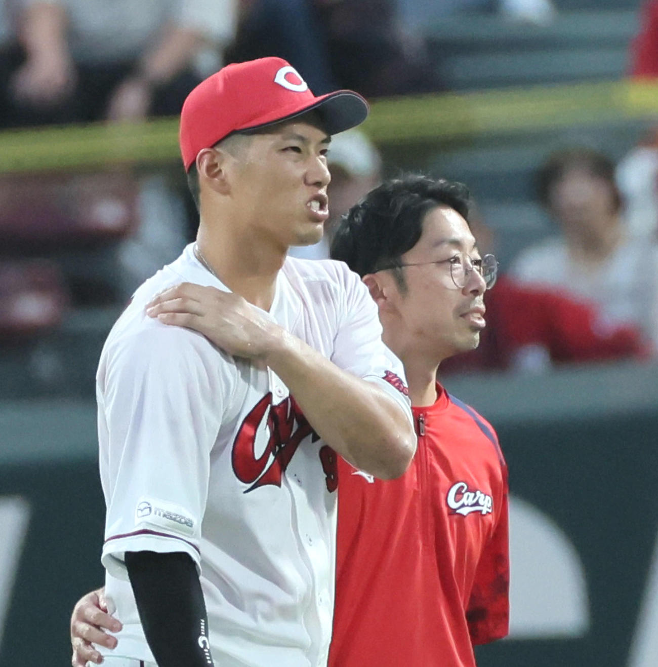 16日、肩を痛めベンチに下がる中村奨成