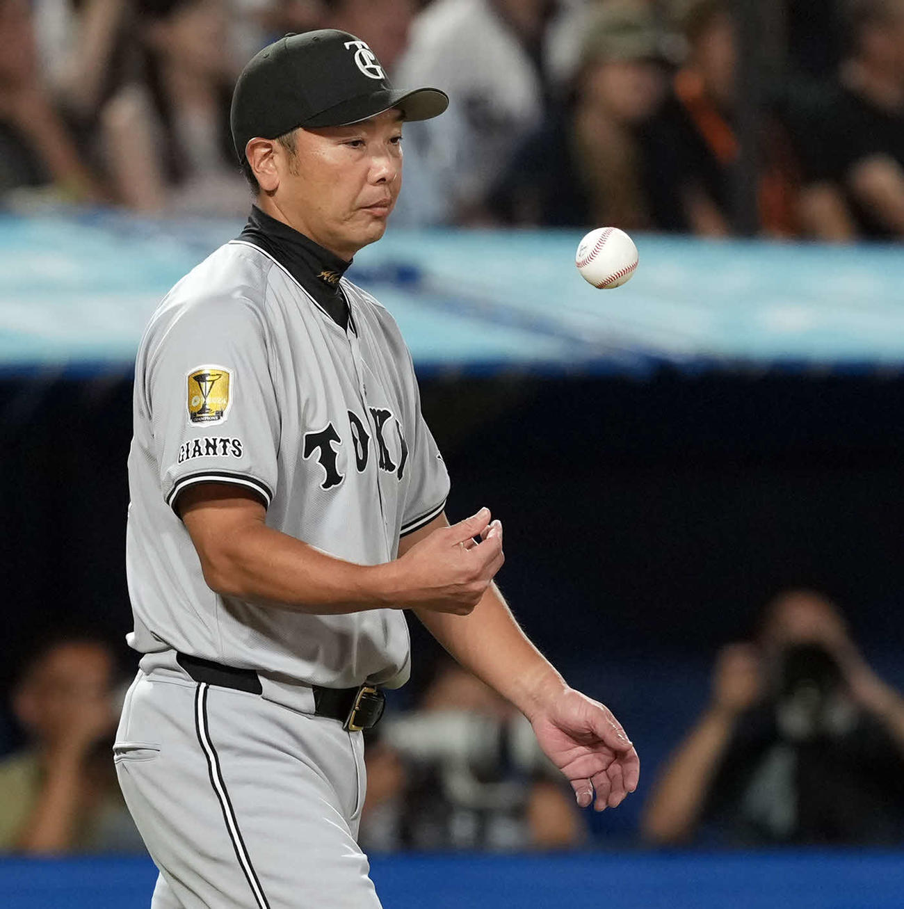 ヤクルト対巨人　7回裏ヤクルト2死満塁、投手交代でマウンドに向かう阿部監督（撮影・たえ見朱実）
