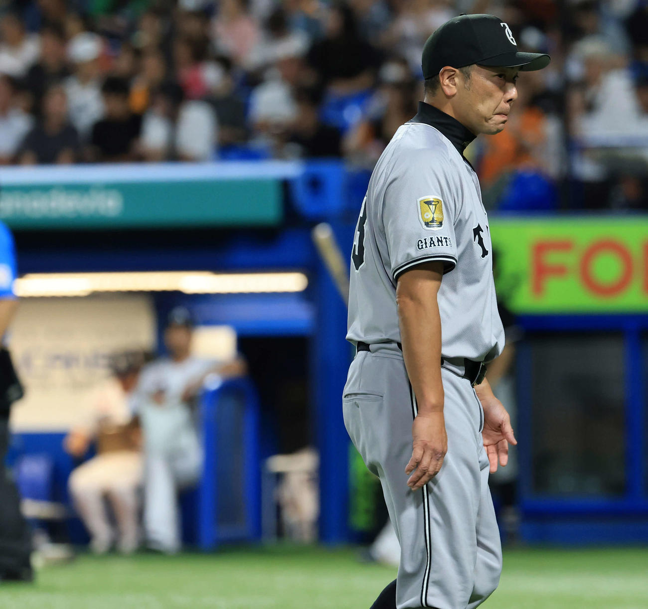 ヤクルト対巨人　7回裏ヤクルト2死満塁の場面で投手交代を告げ、むっつりと引き揚げる阿部監督（撮影・浅見桂子）