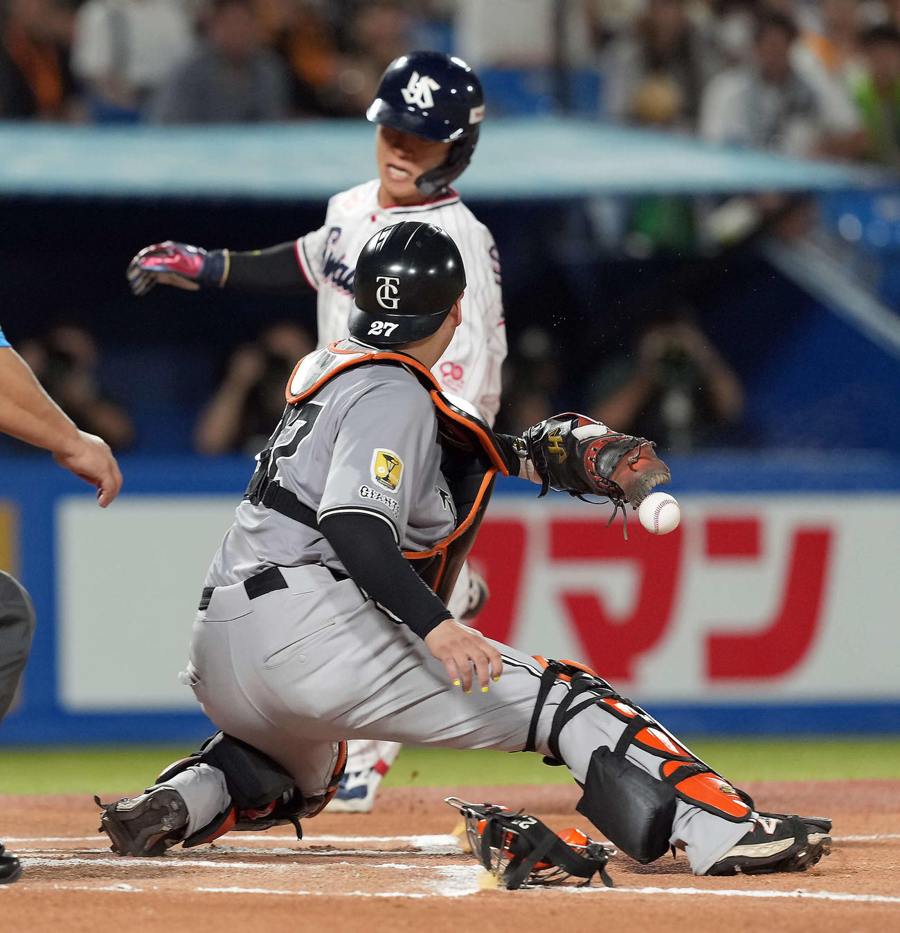 ヤクルト対巨人　6回裏ヤクルト無死二塁、左翼手中山の送球を捕手の岸田が落球し、二走内山の生還を許す（撮影・たえ見朱実）