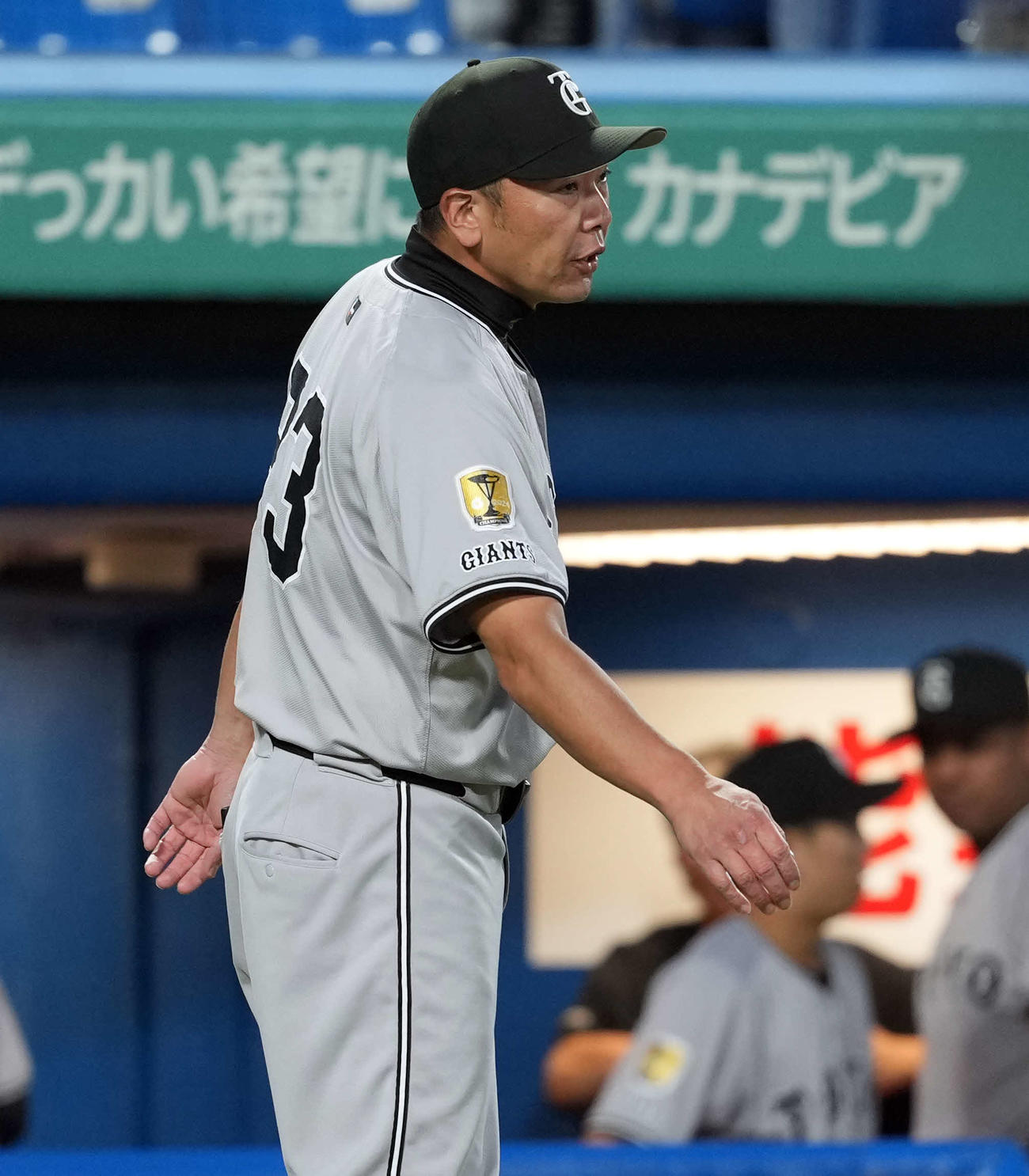 ヤクルト対巨人　3回裏、遊撃手泉口の交代を告げる巨人阿部監督（撮影・たえ見朱実）