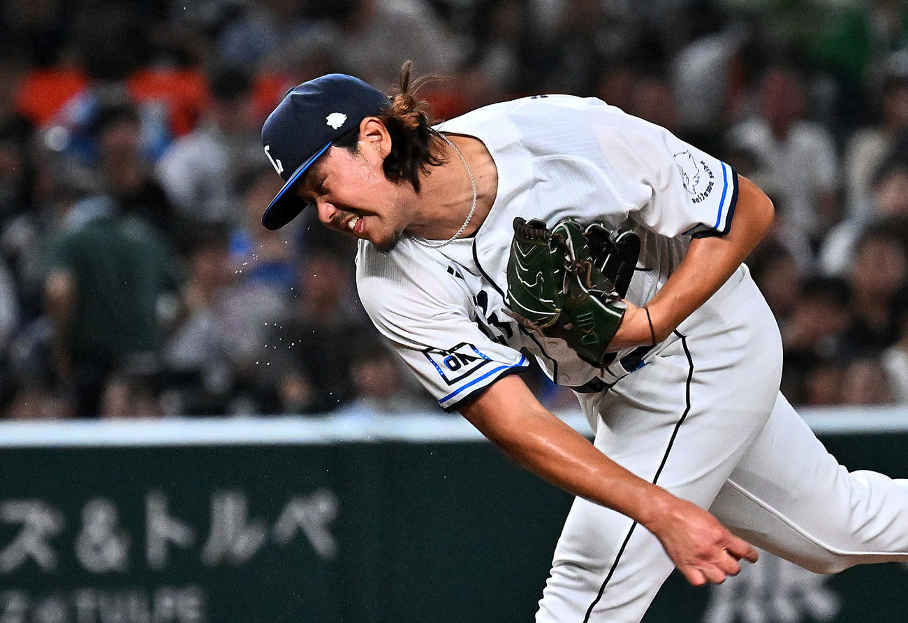 西武対日本ハム　6回裏、汗を飛ばし力投する西武先発の高橋（撮影・滝沢徹郎）