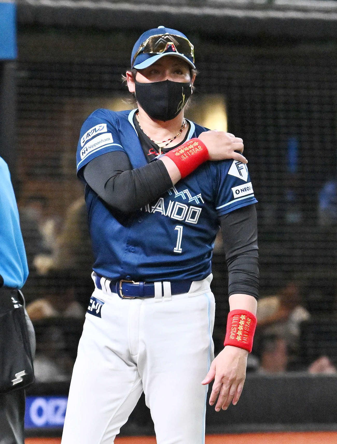 西武対日本ハム　交代を伝える日本ハム新庄監督（撮影・滝沢徹郎）