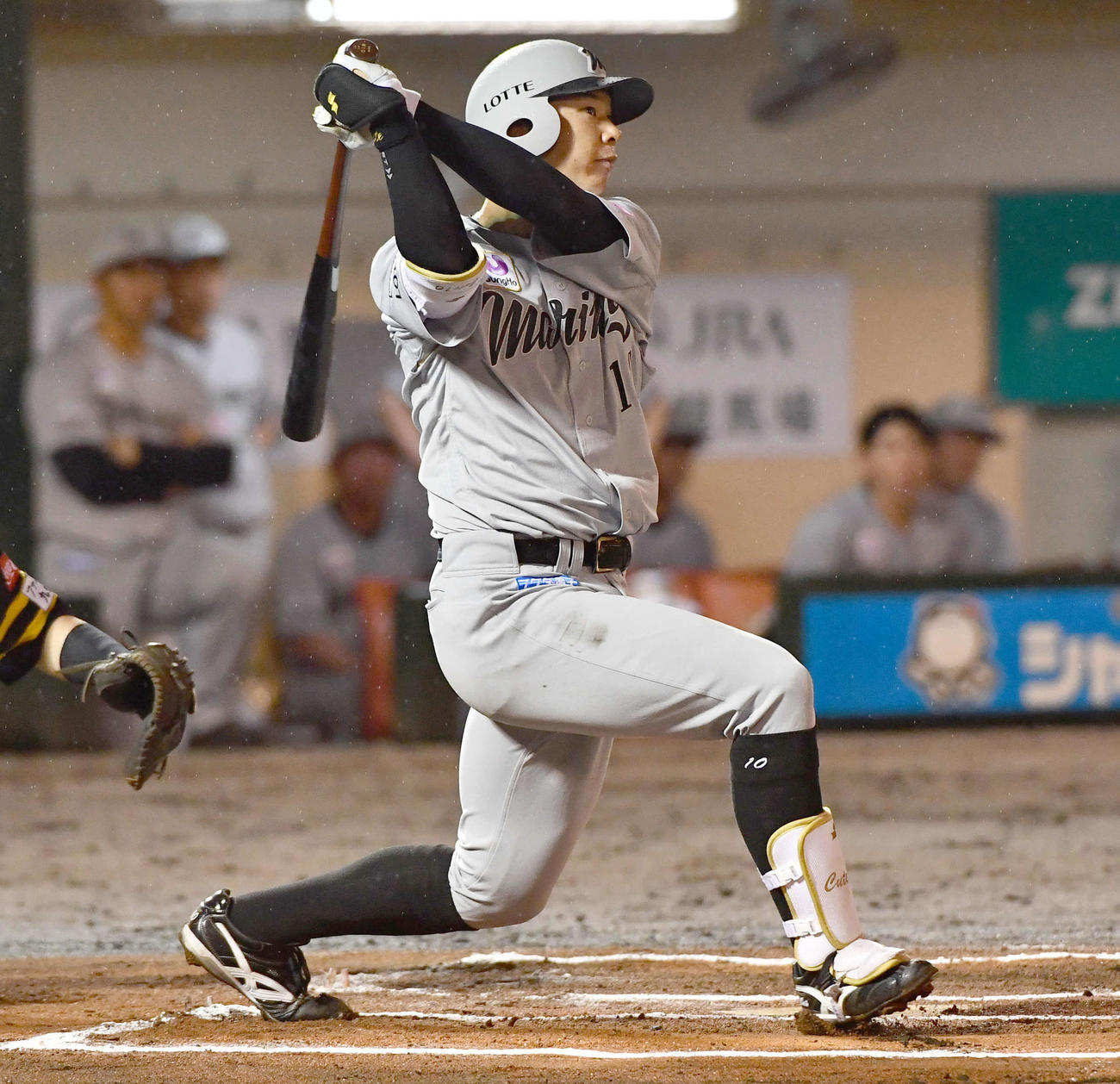 ソフトバンク対ロッテ　6回表ロッテ無死一塁、上田は勝ち越しの右越え2点本塁打を放つ（撮影・岩下翔太）