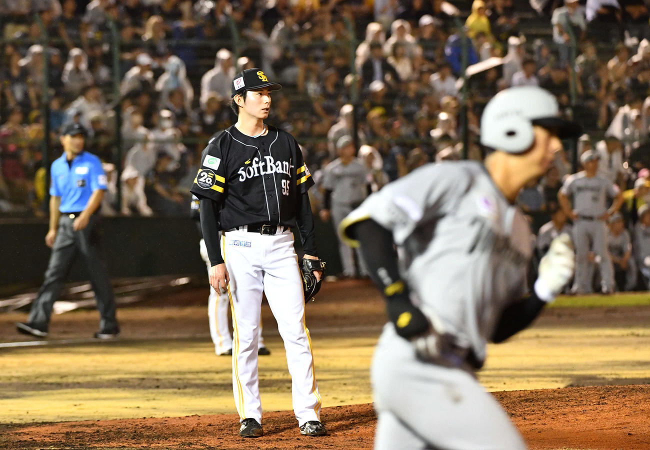 ソフトバンク対ロッテ　6回表ロッテ無死一塁、上田（右）に勝ち越しの右越え2点本塁打を打たれた川口（撮影・岩下翔太）