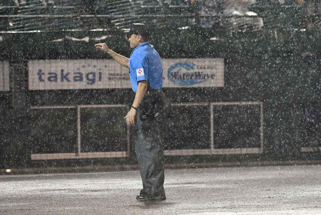 ソフトバンク対ロッテ　6回表途中で雨が強まり、コールドゲームが宣言される（撮影・岩下翔太）