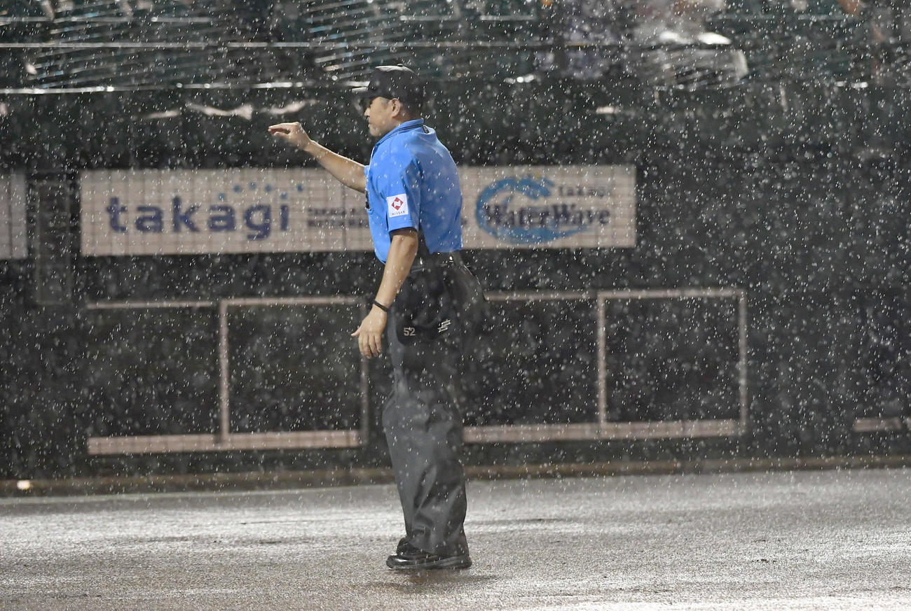 ソフトバンク対ロッテ　6回表途中で雨が強まり、コールドゲームが宣言される（撮影・岩下翔太）