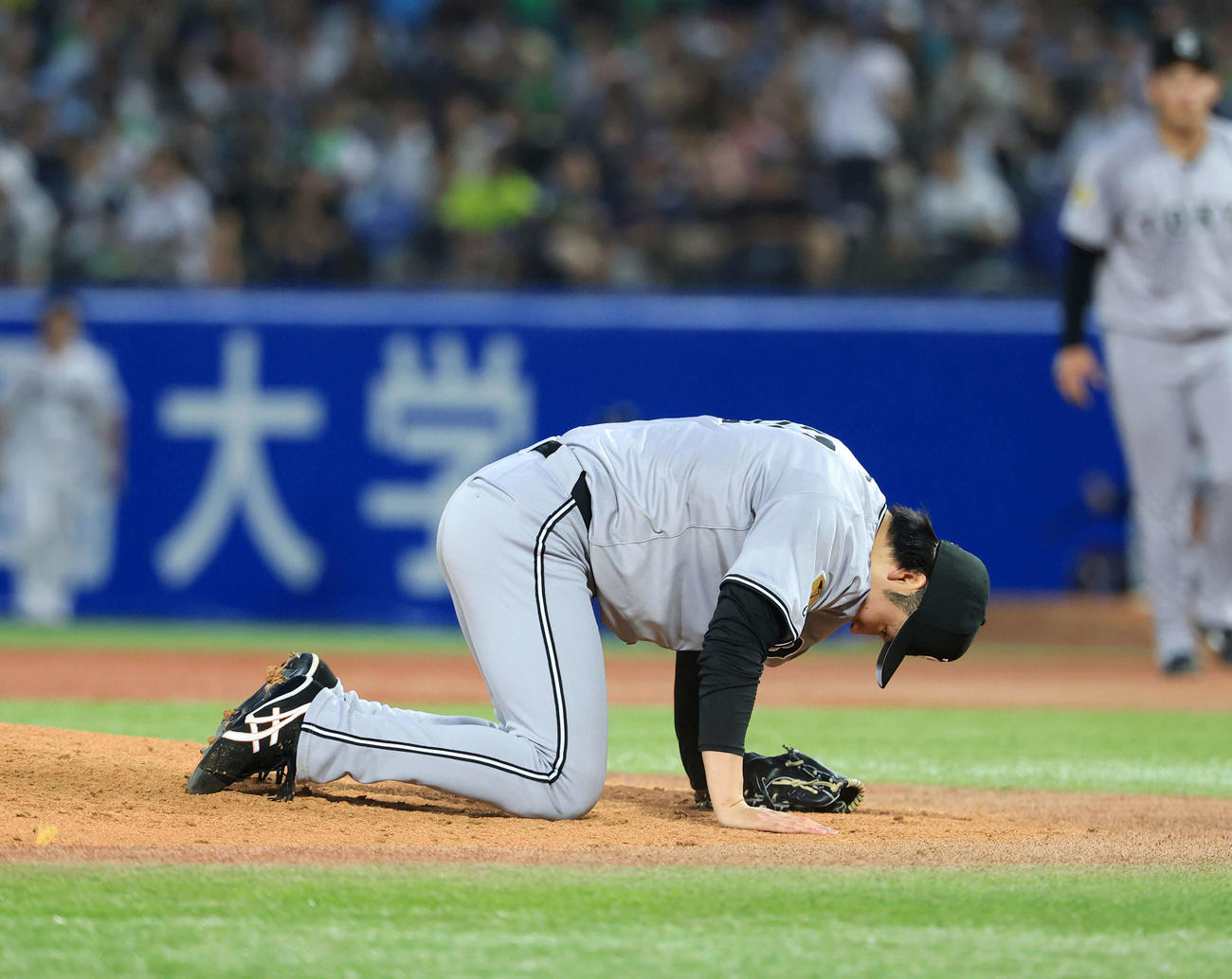 ヤクルト対巨人　3回裏ヤクルト無死、打者岩田の時、投球しながらバランスを崩して転ぶ西舘（撮影・浅見桂子）