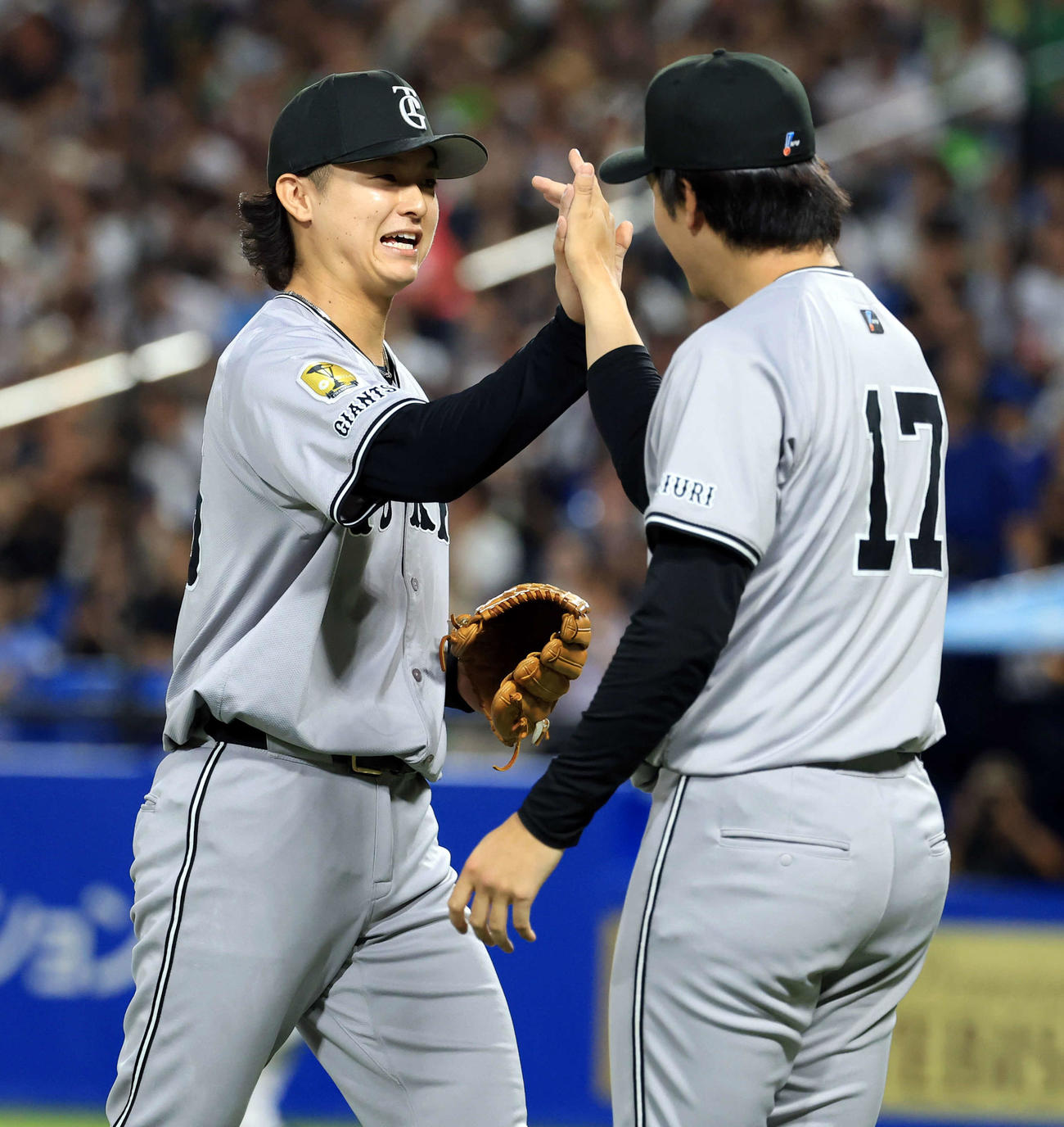 ヤクルト対巨人　7回裏ヤクルト2死満塁、山田を右飛に仕留めた田中瑛（左）は笑顔で西舘とハイタッチ（撮影・浅見桂子）