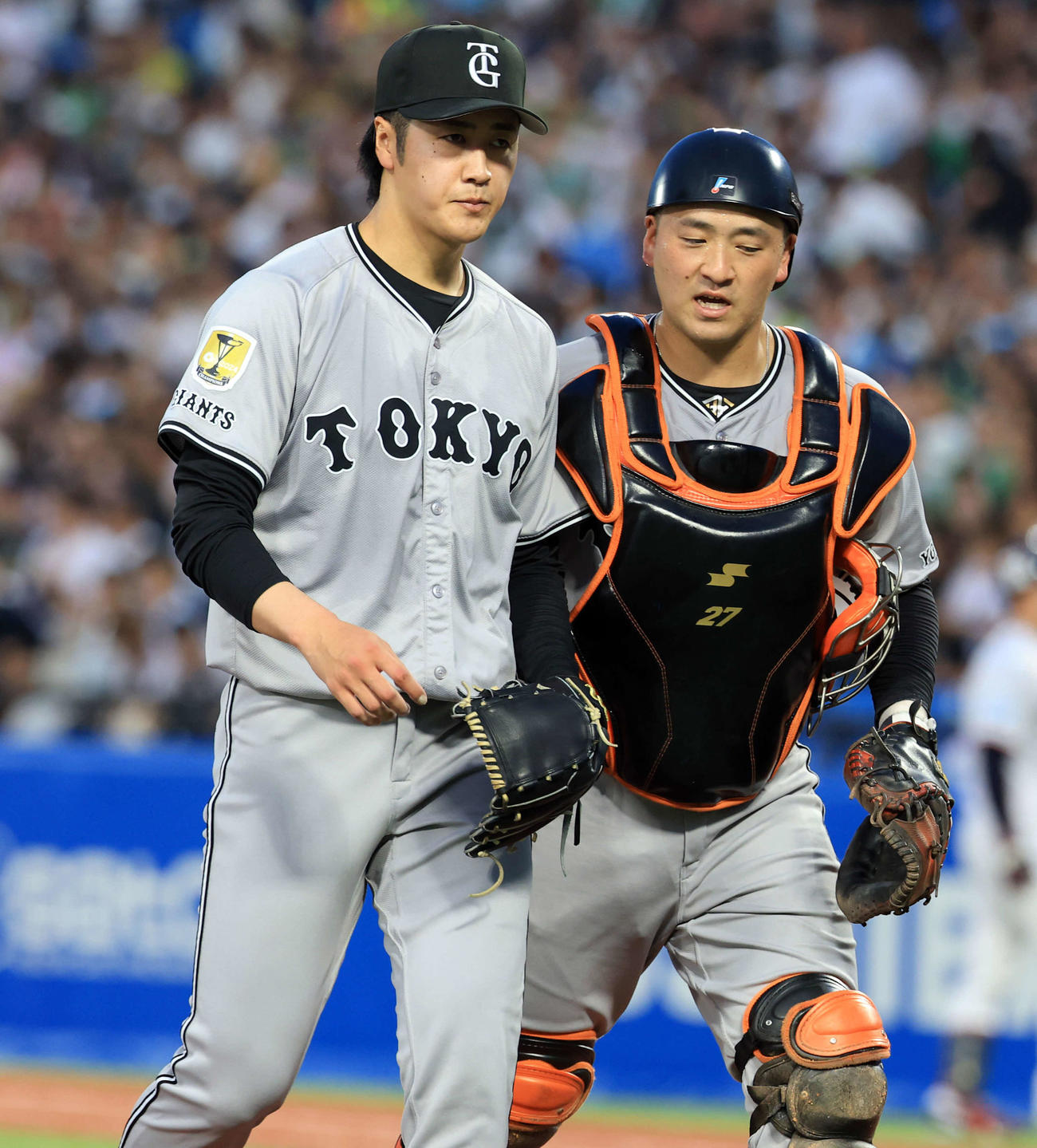 ヤクルト対巨人　2回裏ヤクルトの攻撃を終えた西舘（左）は岸田に声をかけられる（撮影・浅見桂子）