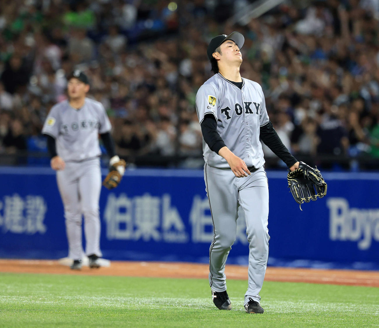 ヤクルト対巨人　5回裏ヤクルト2死、岩田に内野安打を許しがっくりの西舘（撮影・浅見桂子）