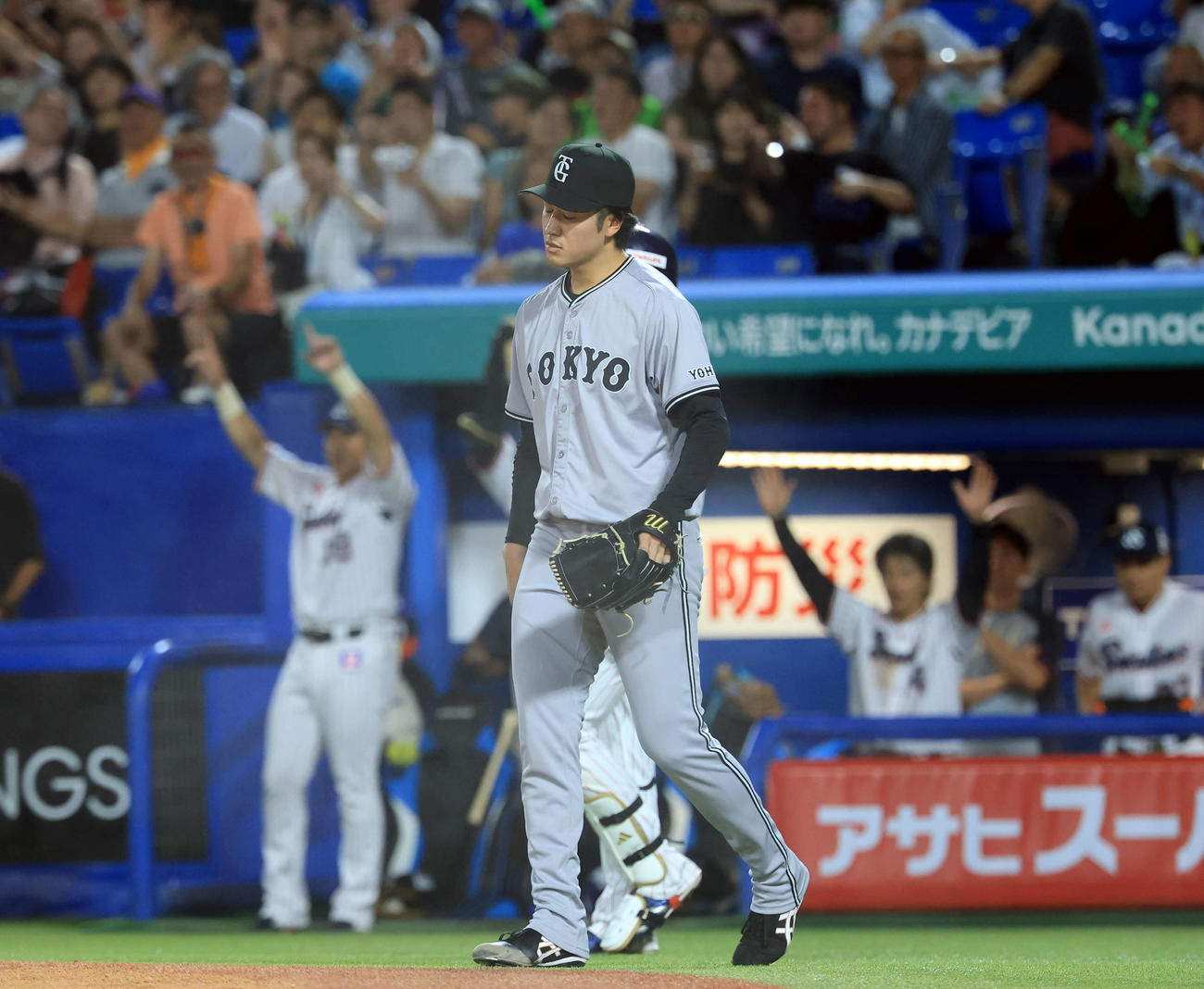 ヤクルト対巨人　6回裏ヤクルト無死二塁、オスナに同点適時二塁打を許し、喜ぶヤクルトベンチを背にがっくりの西舘（撮影・浅見桂子）