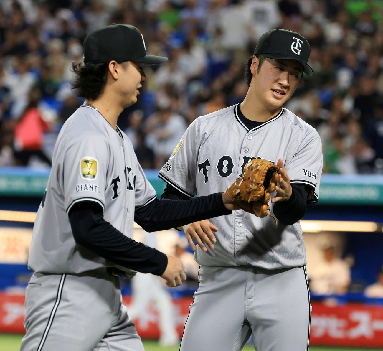 ヤクルト対巨人　7回裏ヤクルト2死満塁、山田を右飛に仕留めた田中瑛（左）を笑顔で迎える西舘（撮影・浅見桂子）