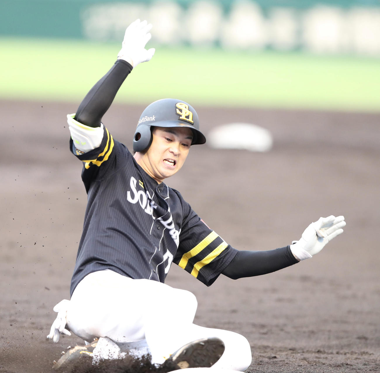 ソフトバンク対ロッテ　2回裏ソフトバンク2死一塁、川瀬は中越えに適時三塁打を放つ（撮影・梅根麻紀