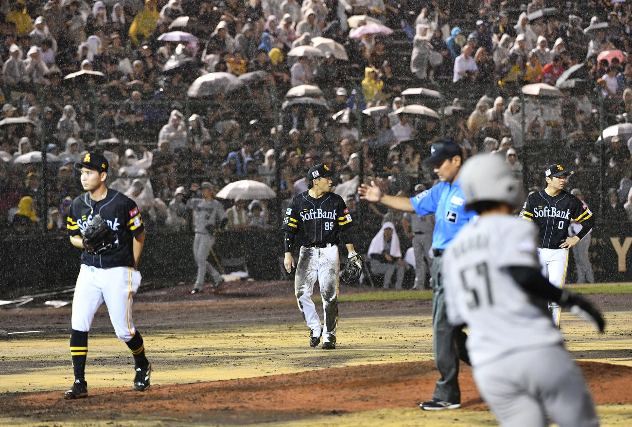 ソフトバンク対ロッテ　6回表、雨が強まってこの試合2度目の中断となり、ベンチへ戻るソフトバンクナイン（撮影・岩下翔太）