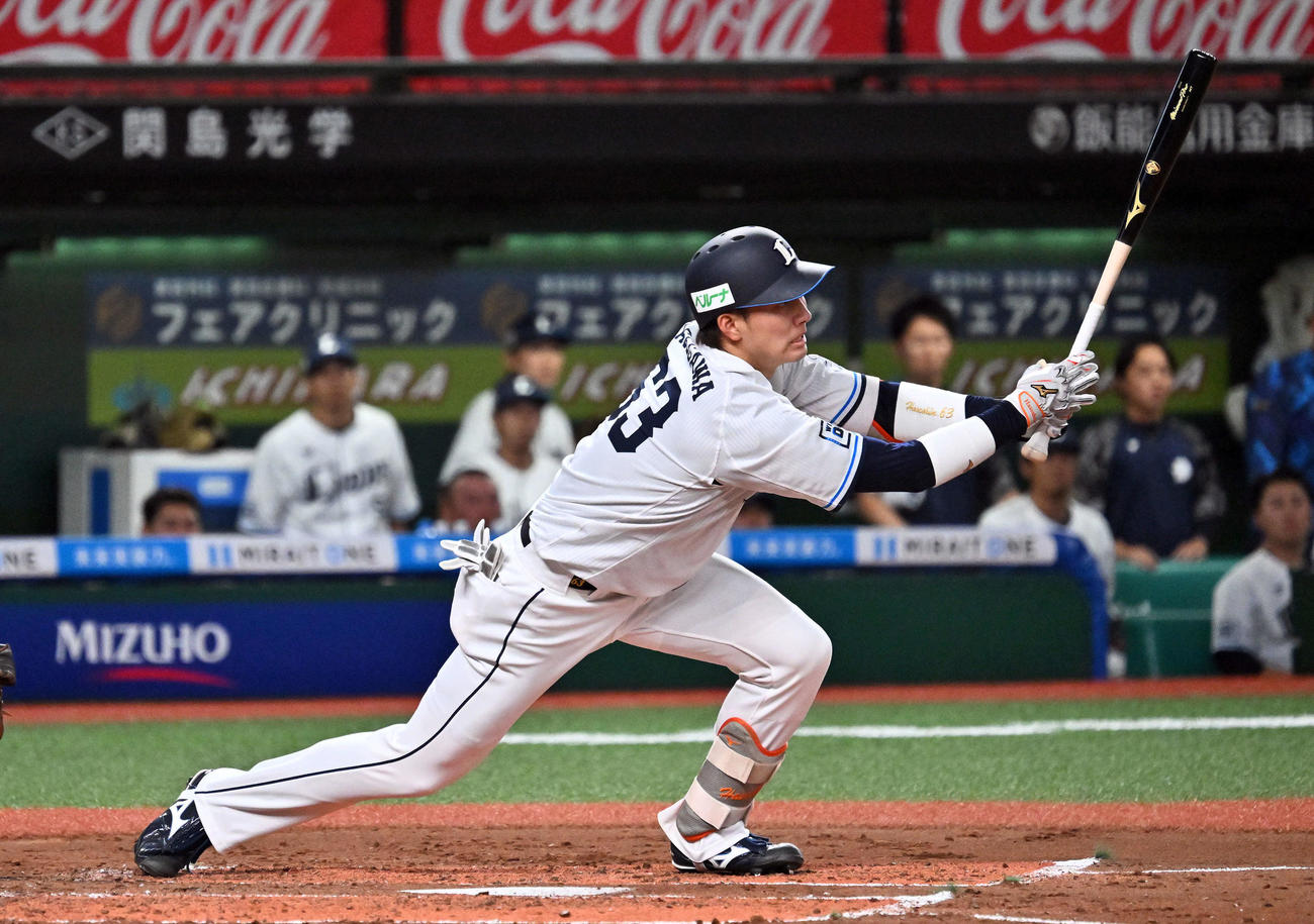 西武対日本ハム　2回裏西武1死二塁、長谷川は適時二塁打を放つ（撮影・滝沢徹郎）
