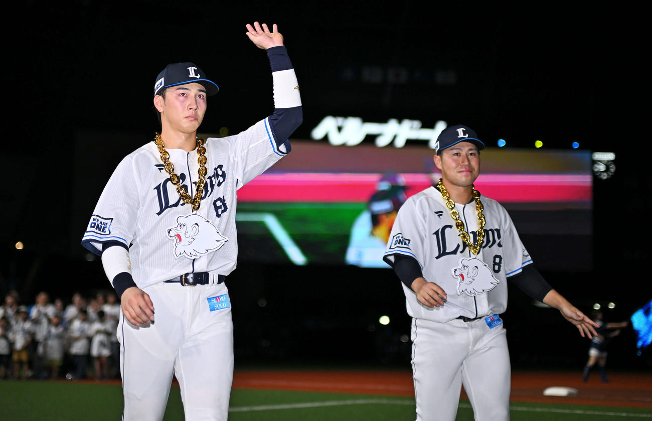 西武対日本ハム　ヒーローインタビューを終えファンに手を振り引き上げる西武長谷川（左）と渡部聖（撮影・滝沢徹郎）