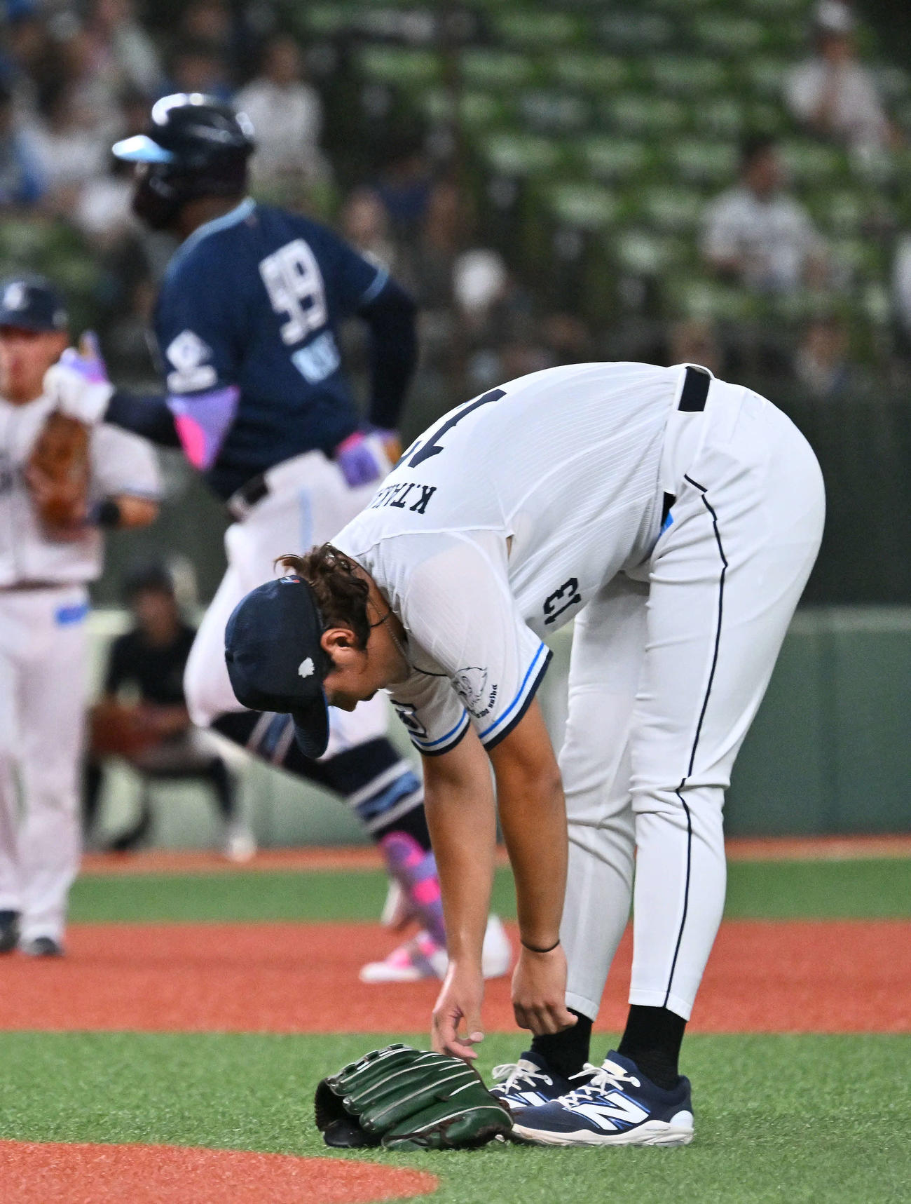 西武対日本ハム　1回表日本ハム1死一、二塁、レイエス（後方）に先制3点本塁打を許す高橋（撮影・滝沢徹郎）