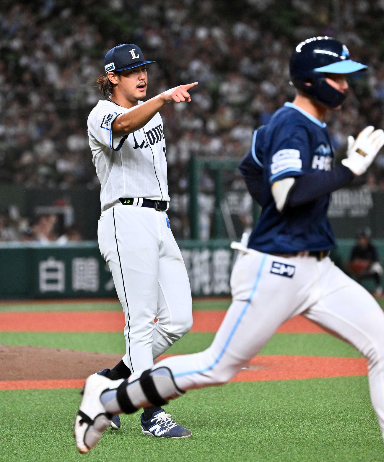 西武対日本ハム　6回表日本ハム2死、石井（手前）を一ゴロに仕留めた高橋（撮影・滝沢徹郎）