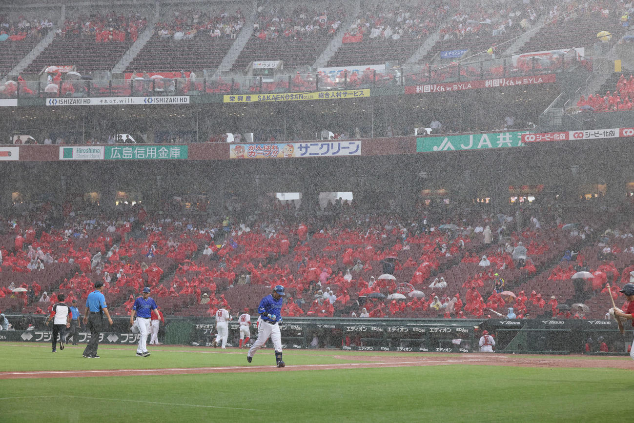 広島対DeNA 2回表地中、雨脚が強くなり試合が中断（撮影・加藤孝規）