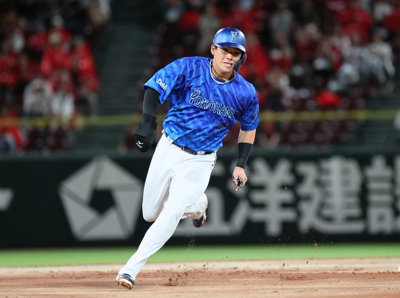 広島対DeNA 4回表DeNA無死一塁、佐野の安打で蝦名は三塁へ（撮影・加藤孝規）