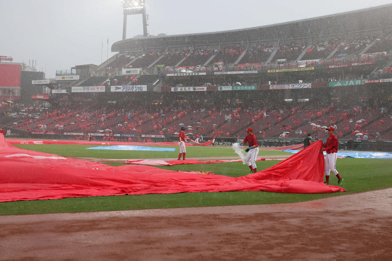 広島対DeNA 2回表地中、雨脚が強くなり試合が中断（撮影・加藤孝規）