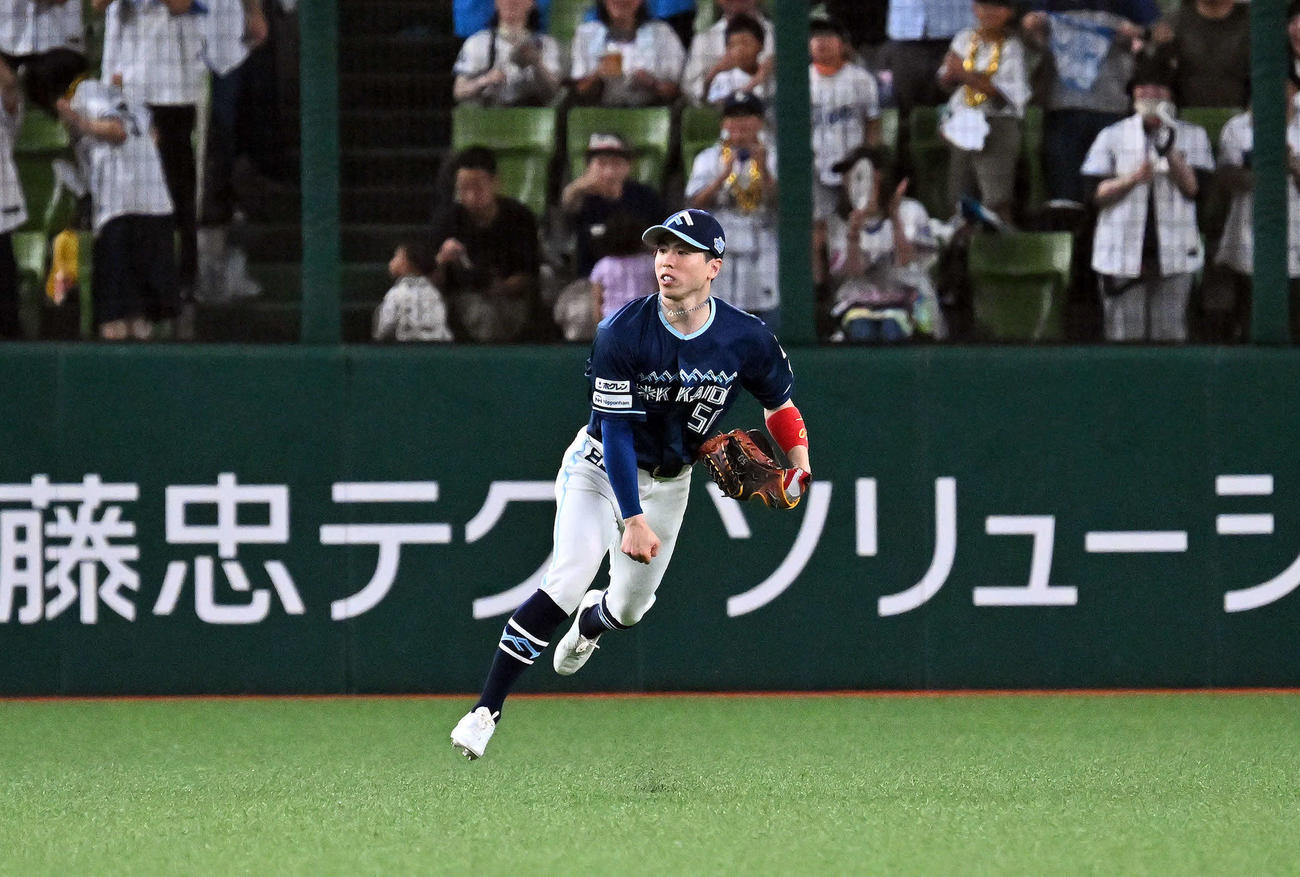 西武対日本ハム　5回裏西武1死満塁、渡部聖の中前適時打の打球を捕球し三塁へ悪送球し適時失策を許す五十幡（撮影・滝沢徹郎）