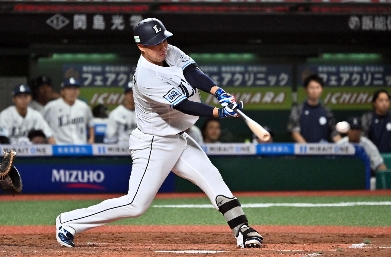 西武対日本ハム　5回裏西武1死満塁、渡部聖は中前適時打を放つ（撮影・滝沢徹郎）