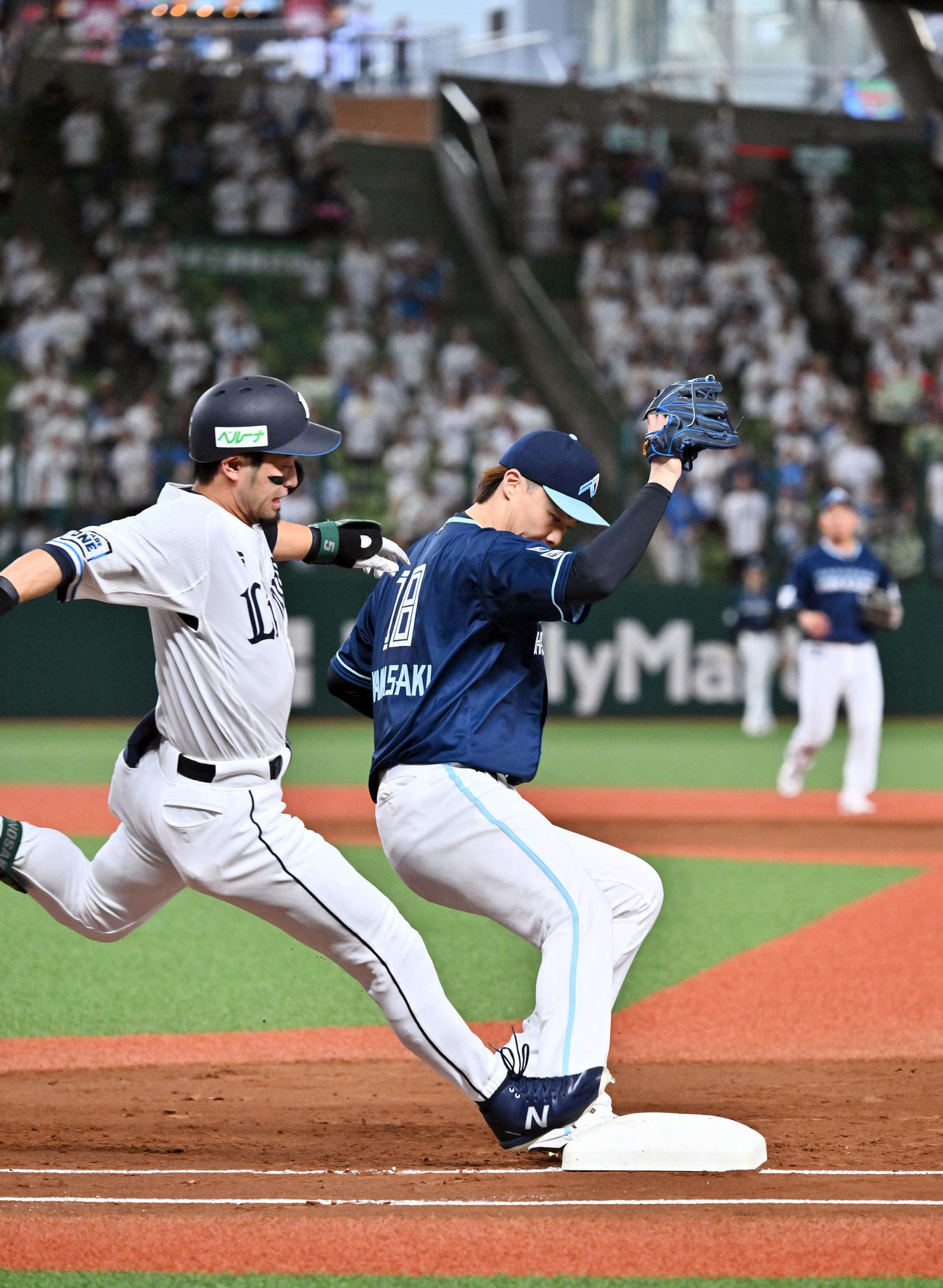 西武対日本ハム　1回裏西武1死、山崎（右）は外崎を一ゴロに仕留める（撮影・滝沢徹郎）