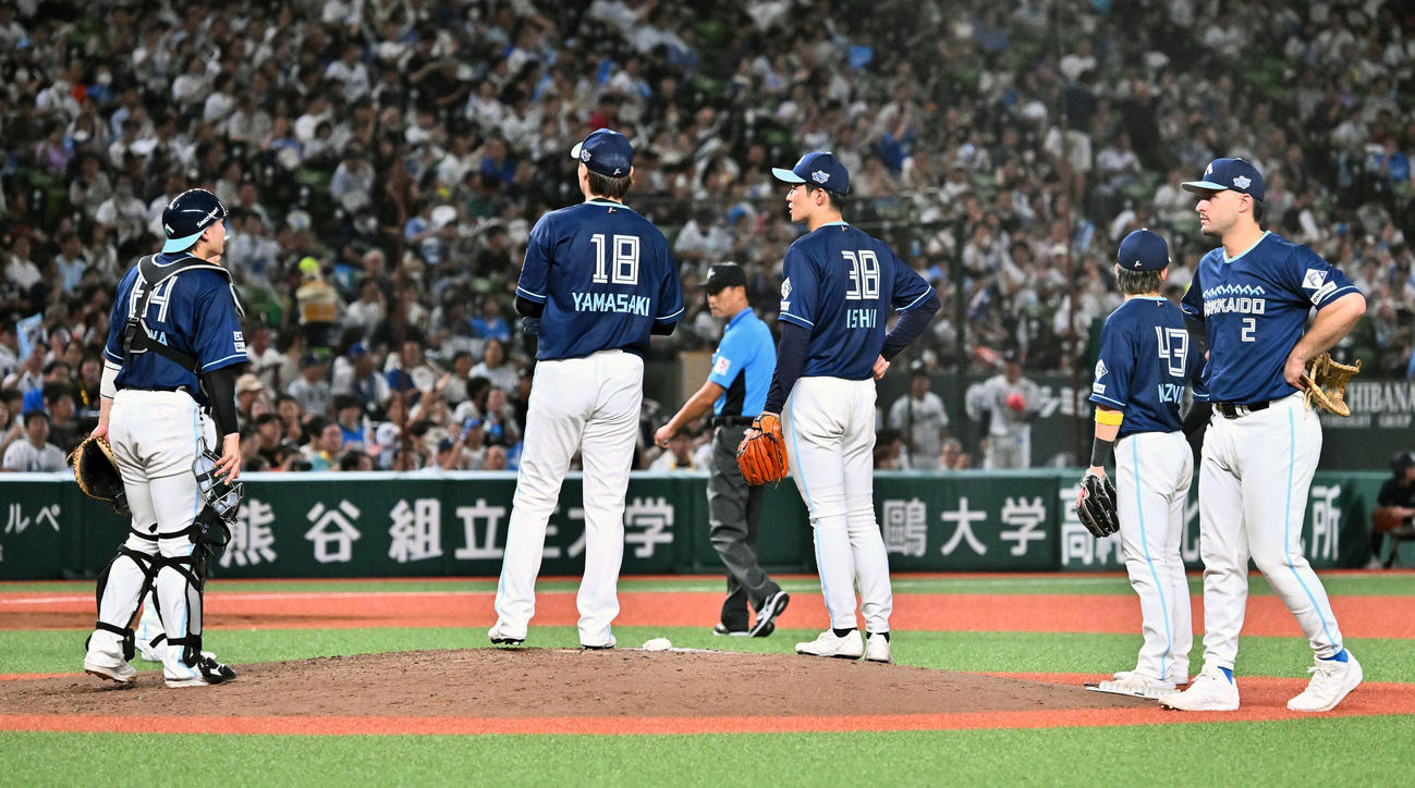 西武対日本ハム　5回裏、逆転を許しマウンドに集まる日本ハムの選手たち（撮影・滝沢徹郎）