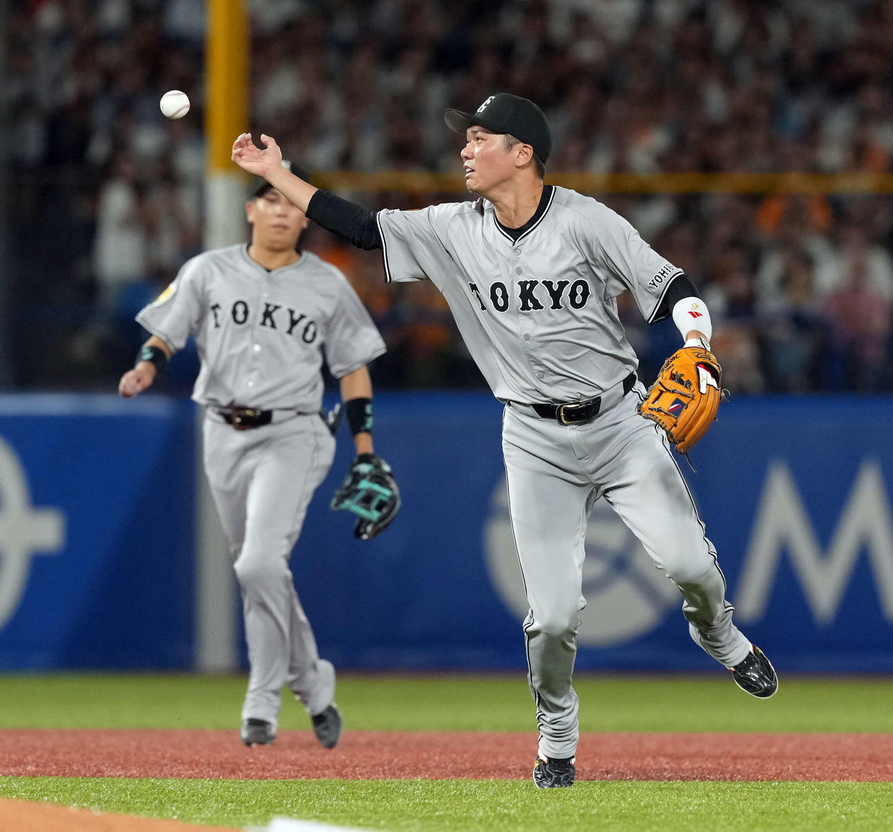 ヤクルト対巨人　8回裏ヤクルト2死三塁、宮本の三塁内野安打をファンブルする坂本（撮影・たえ見朱実）