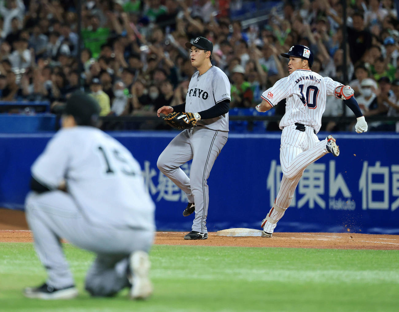 ヤクルト対巨人　8回裏ヤクルト2死三塁、宮本（右）は三塁適時内野安打を放ち一塁に走り込む。手前は大勢（撮影・浅見桂子）