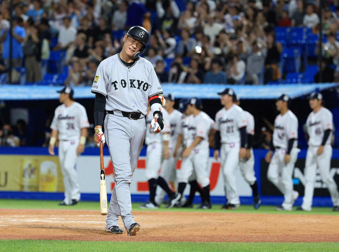 ヤクルト対巨人　9回表巨人2死満塁、坂本は空振り三振を取られ、悔しそうに引き揚げる（撮影・浅見桂子）