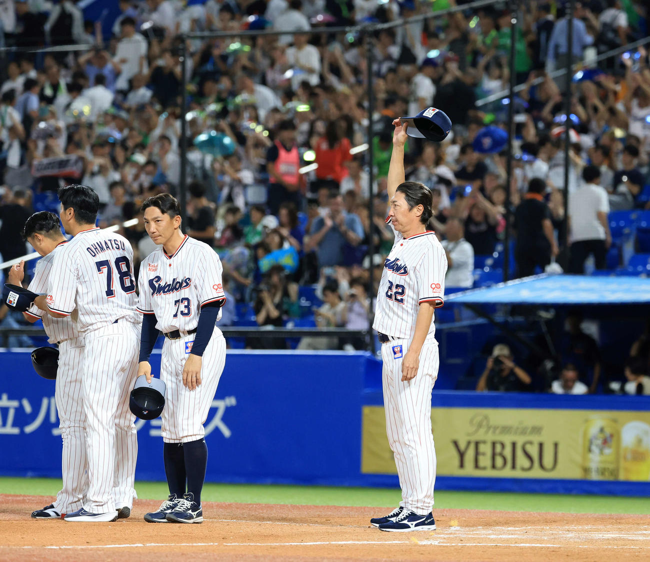 ヤクルト対巨人　3－2で勝利し、整列してスタンドにあいさうするヤクルト高津監督（撮影・浅見桂子）