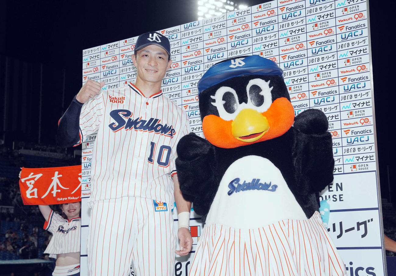 ヤクルト対巨人　お立ち台で笑顔を見せるヤクルト宮本（撮影・たえ見朱実）