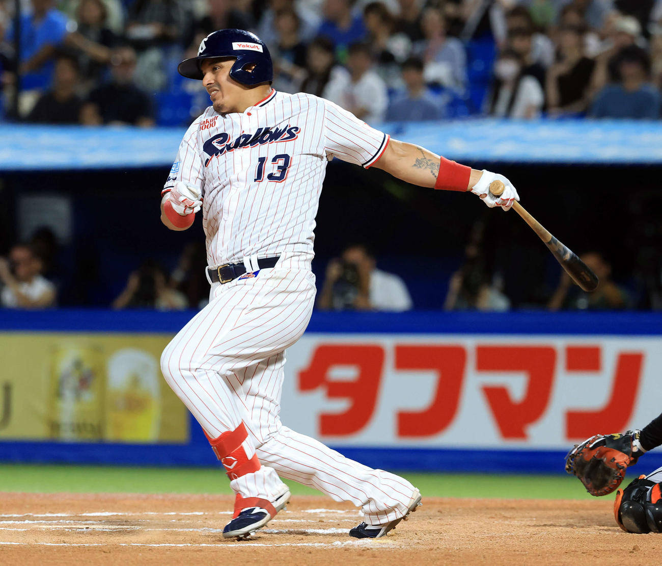 ヤクルト対巨人　6回裏ヤクルト無死二塁、オスナは同点適時二塁打を放つ（撮影・浅見桂子）