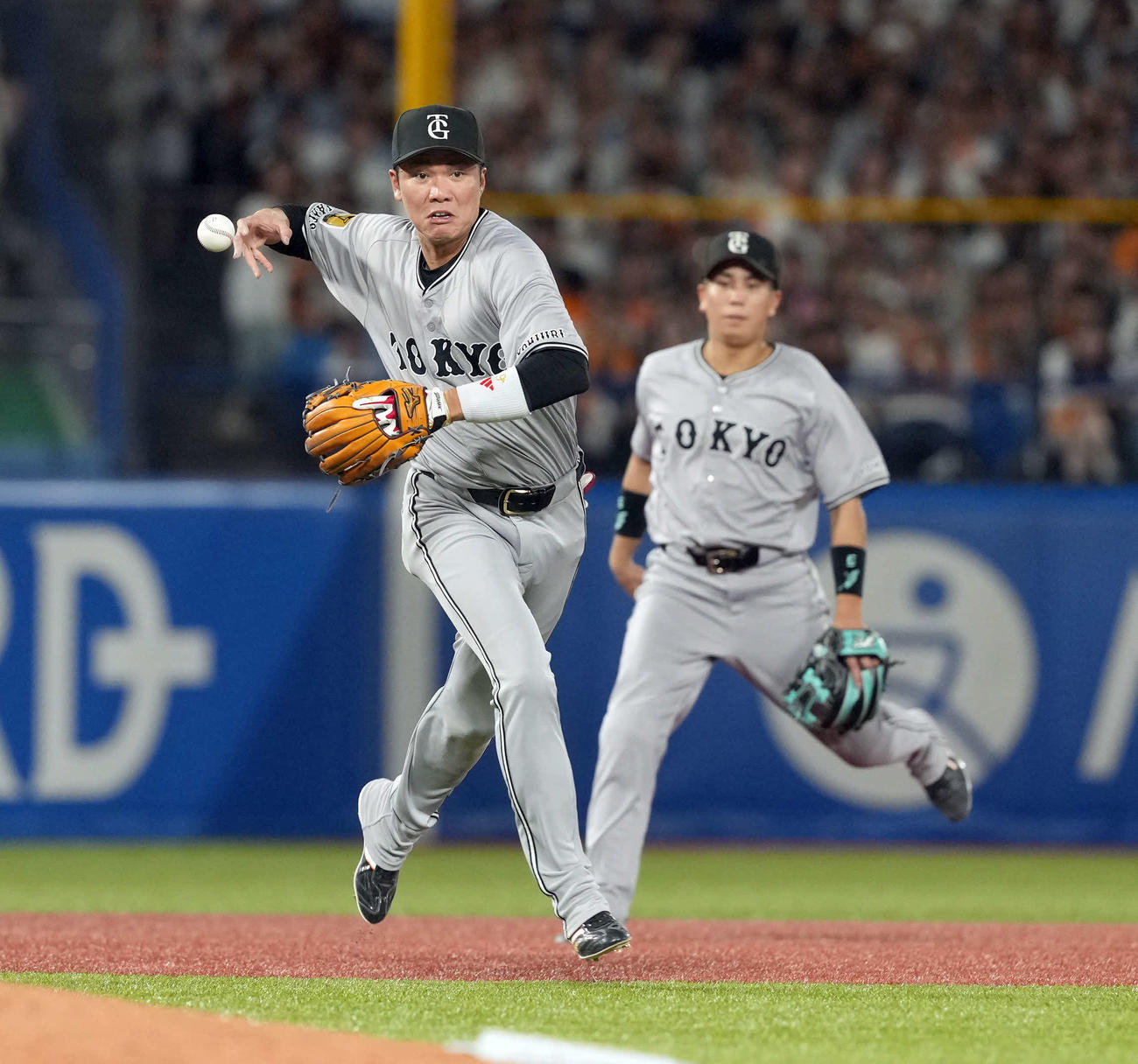 ヤクルト対巨人　8回裏ヤクルト2死三塁、宮本の三塁内野安打をファンブルする坂本（撮影・たえ見朱実）