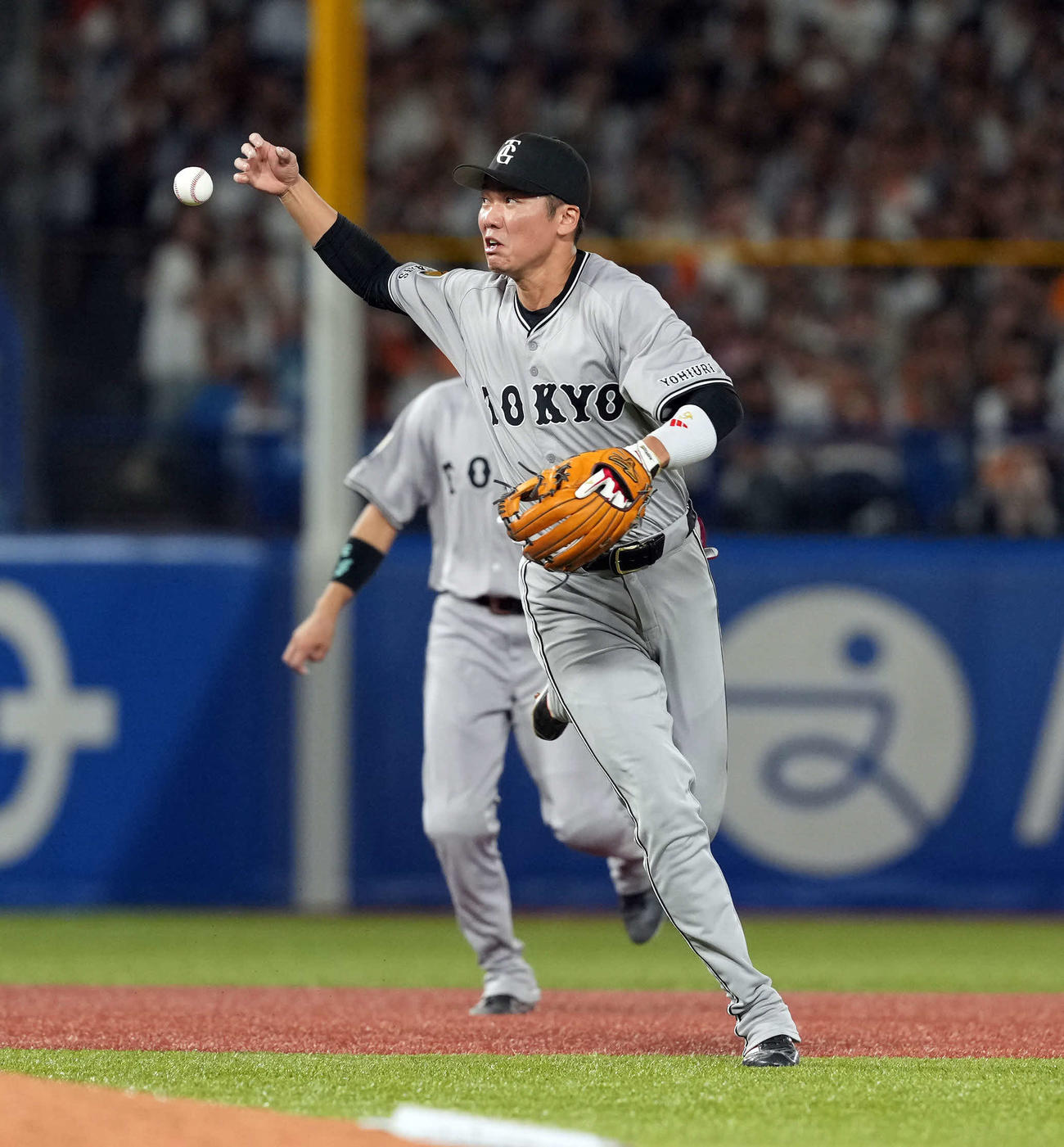 ヤクルト対巨人　8回裏ヤクルト2死三塁、宮本の三塁内野安打をファンブルする坂本（撮影・たえ見朱実）
