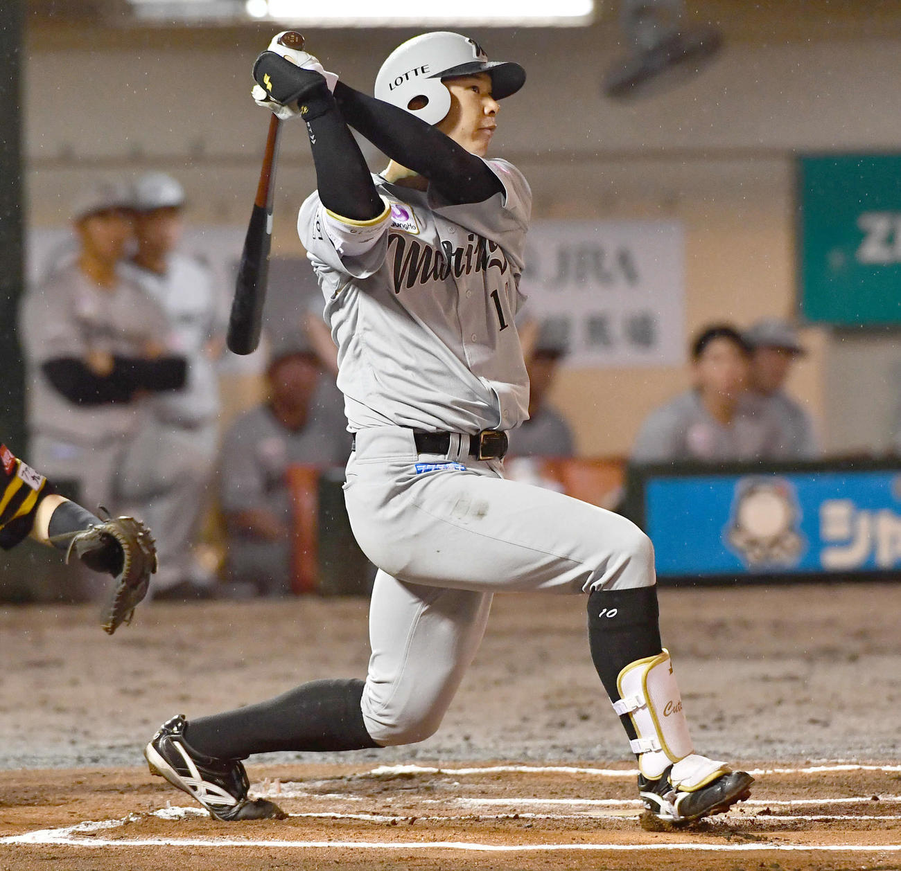 ソフトバンク対ロッテ　6回表ロッテ無死一塁、上田は右越え2点本塁打を放つもこの回途中でコールドとなり、本塁打は幻となる（撮影・岩下翔太）