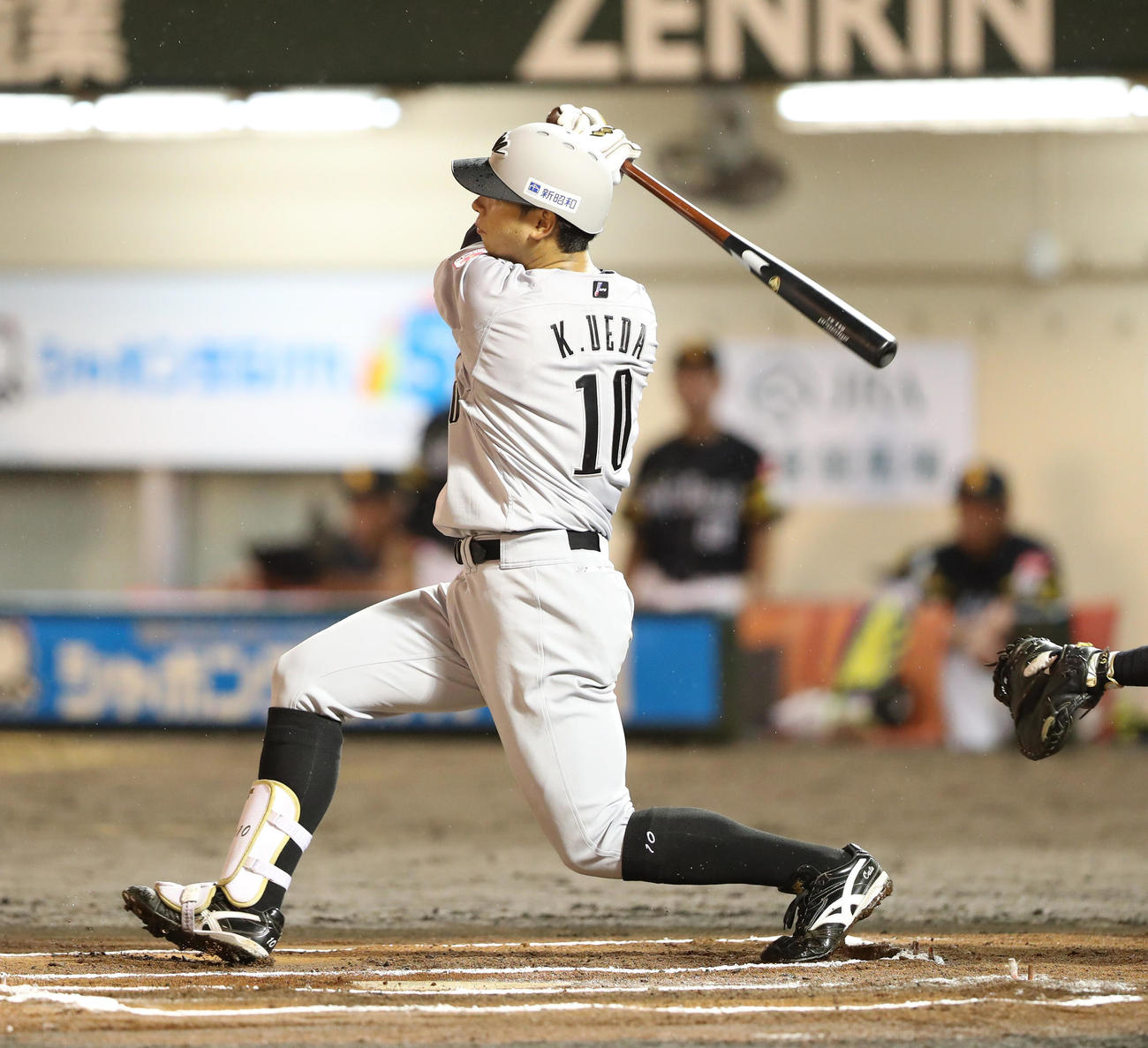 ソフトバンク対ロッテ　6回表ロッテ無死一塁、上田は右越えに2点本塁打を放つもこの回途中でコールドとなり本塁打は幻となる（撮影・梅根麻紀）