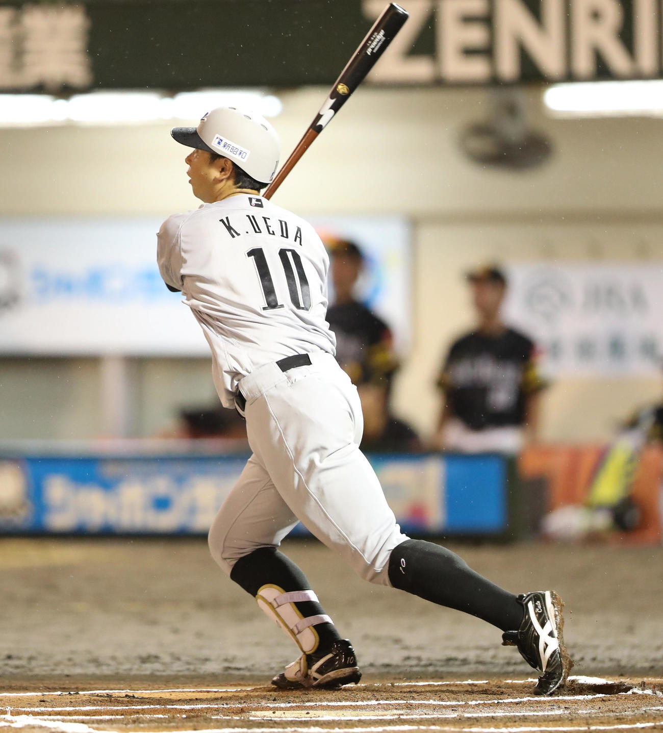 ソフトバンク対ロッテ　6回表ロッテ無死一塁、上田は右越えに2点本塁打を放つもこの回途中でコールドとなり本塁打は幻となる（撮影・梅根麻紀）
