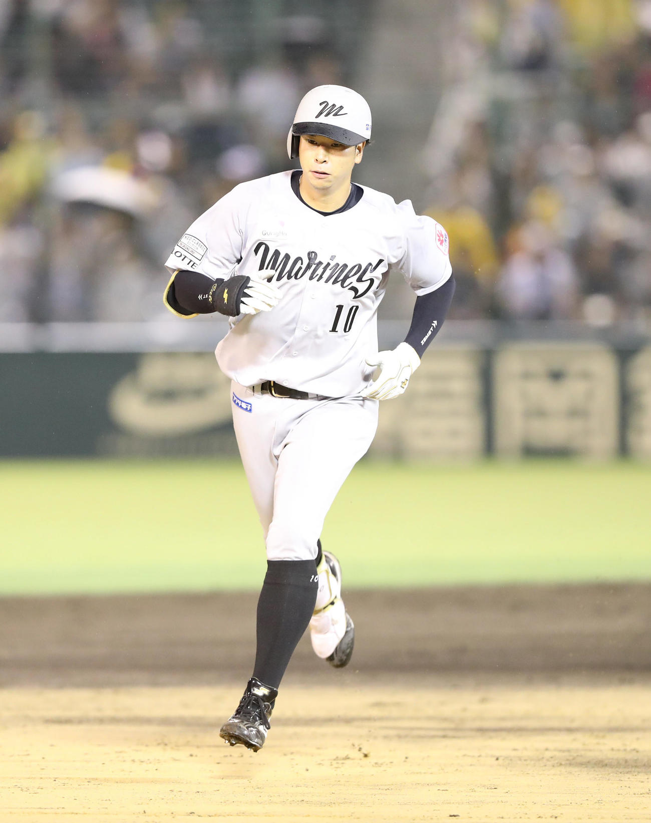 ソフトバンク対ロッテ　6回表ロッテ無死一塁、上田は右越えに2点本塁打を放つもこの回途中でコールドとなり本塁打は幻となる（撮影・梅根麻紀）