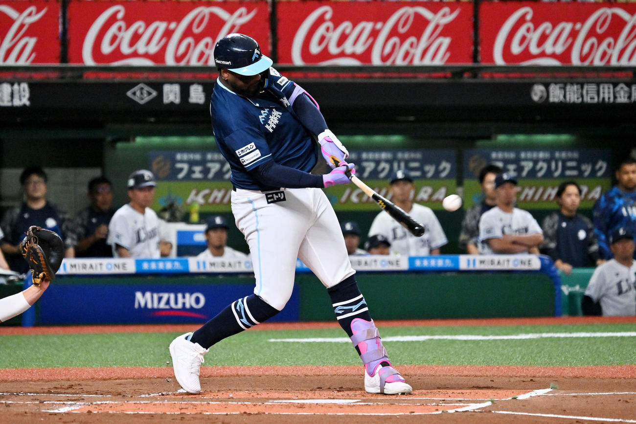 西武対日本ハム　1回表日本ハム1死一、二塁、レイエスは左越え先制3点本塁打を放つ（撮影・滝沢徹郎）