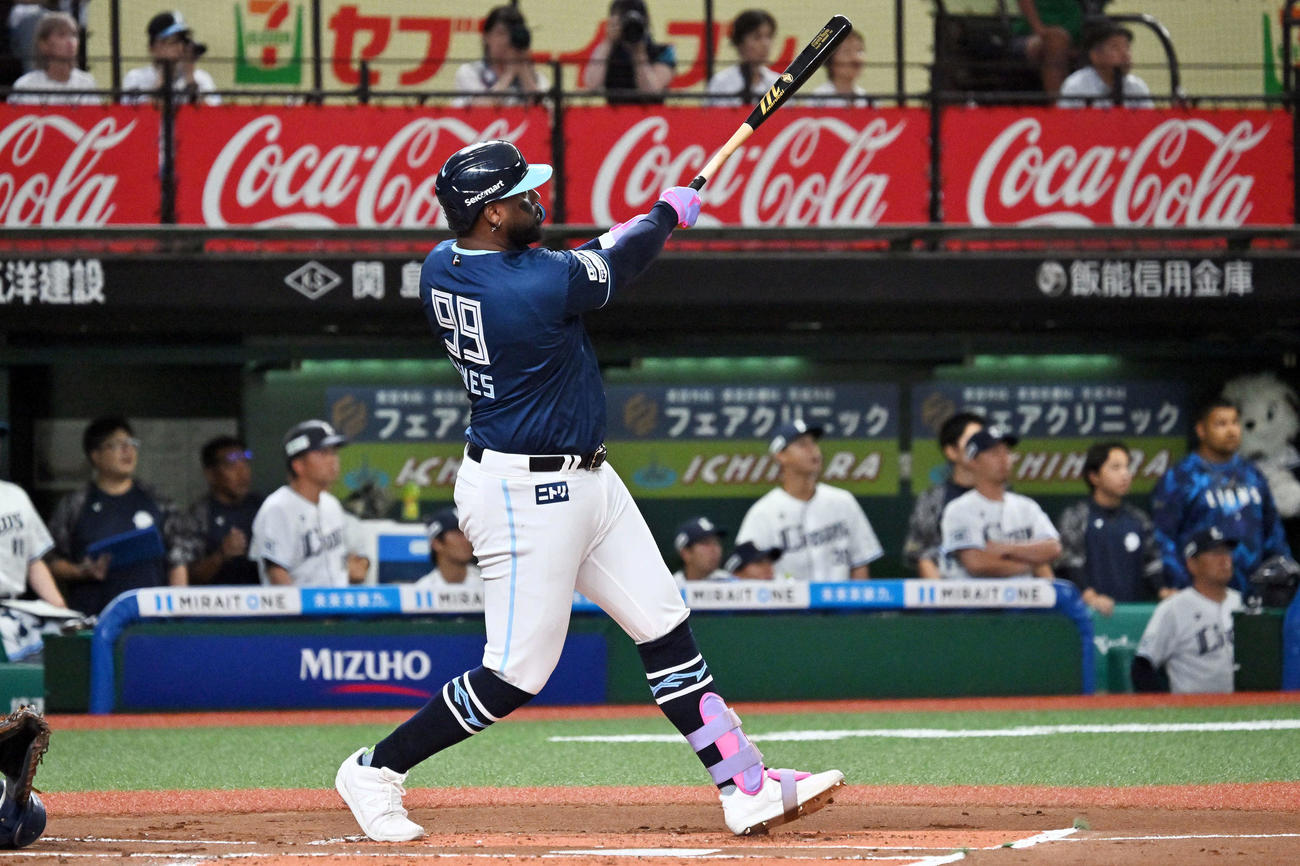 西武対日本ハム　1回表日本ハム1死一、二塁、レイエスは左越え先制3点本塁打を放つ（撮影・滝沢徹郎）