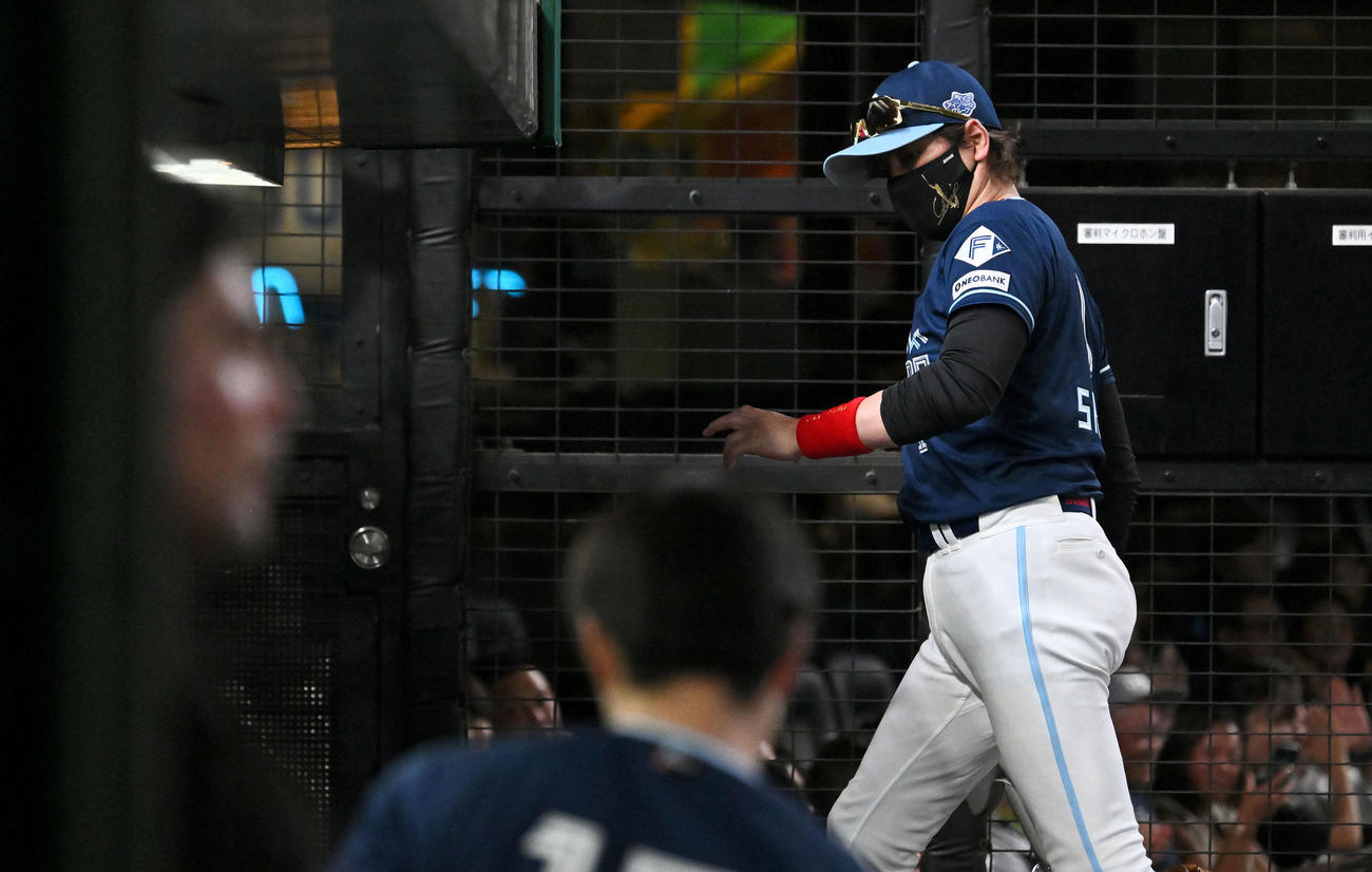 西武対日本ハム　試合に敗れ引き揚げる日本ハム新庄監督（後方）（撮影・滝沢徹郎）